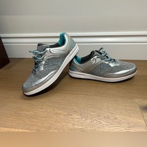 Women’s golf shoes/Women’s golf cleats size 9